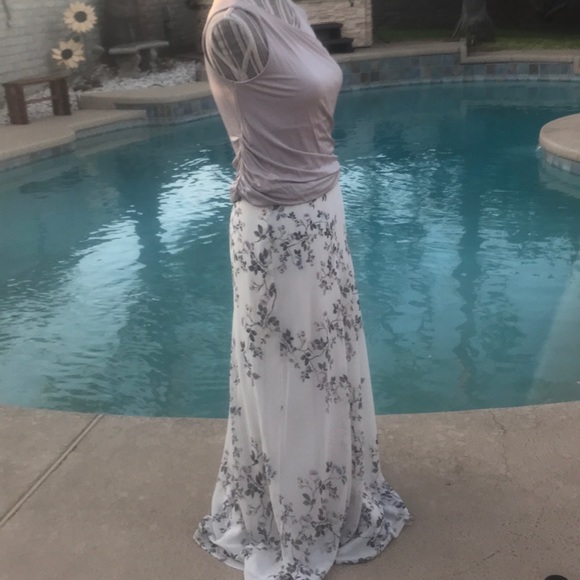 Beautiful floral Skirt - Picture 2 of 8